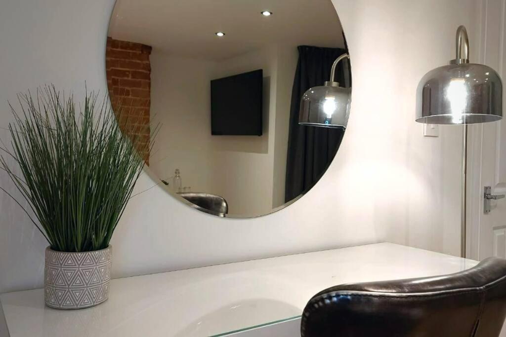 Stylish Apartment In City Centre With Parking Престон Экстерьер фото