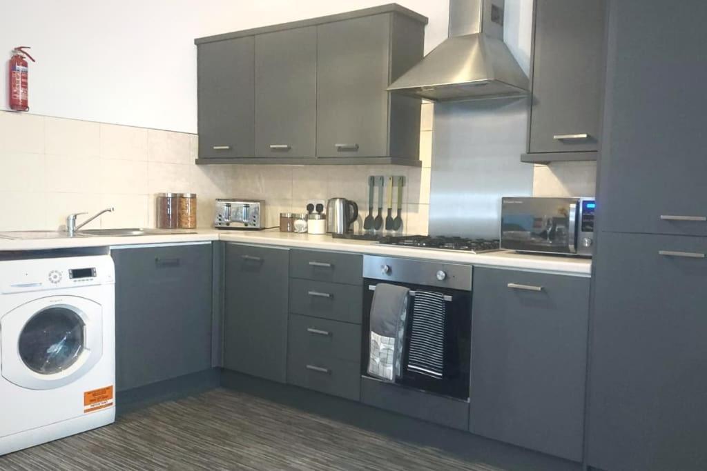 Stylish Apartment In City Centre With Parking Престон Экстерьер фото